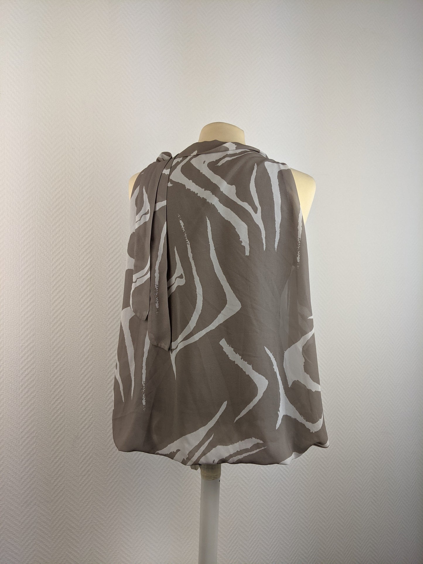 Back view of Assuili gray sleeveless blouse