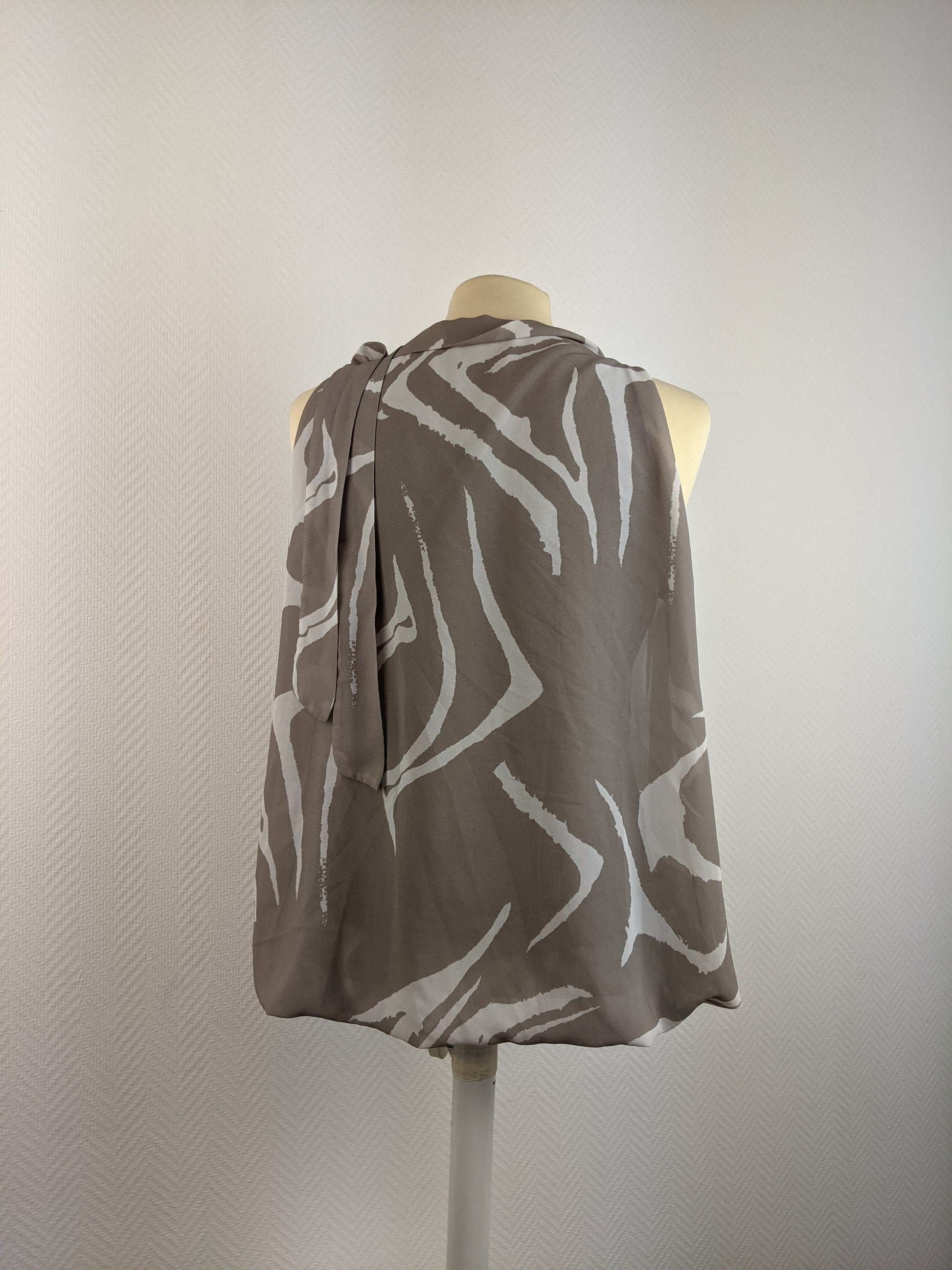 Back view of Assuili gray sleeveless blouse