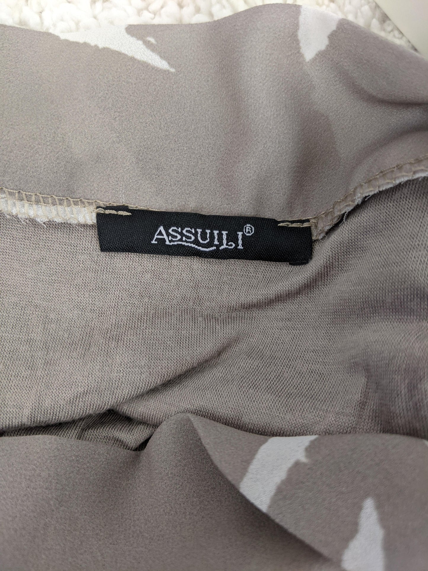 Close-up of Assuili brand label