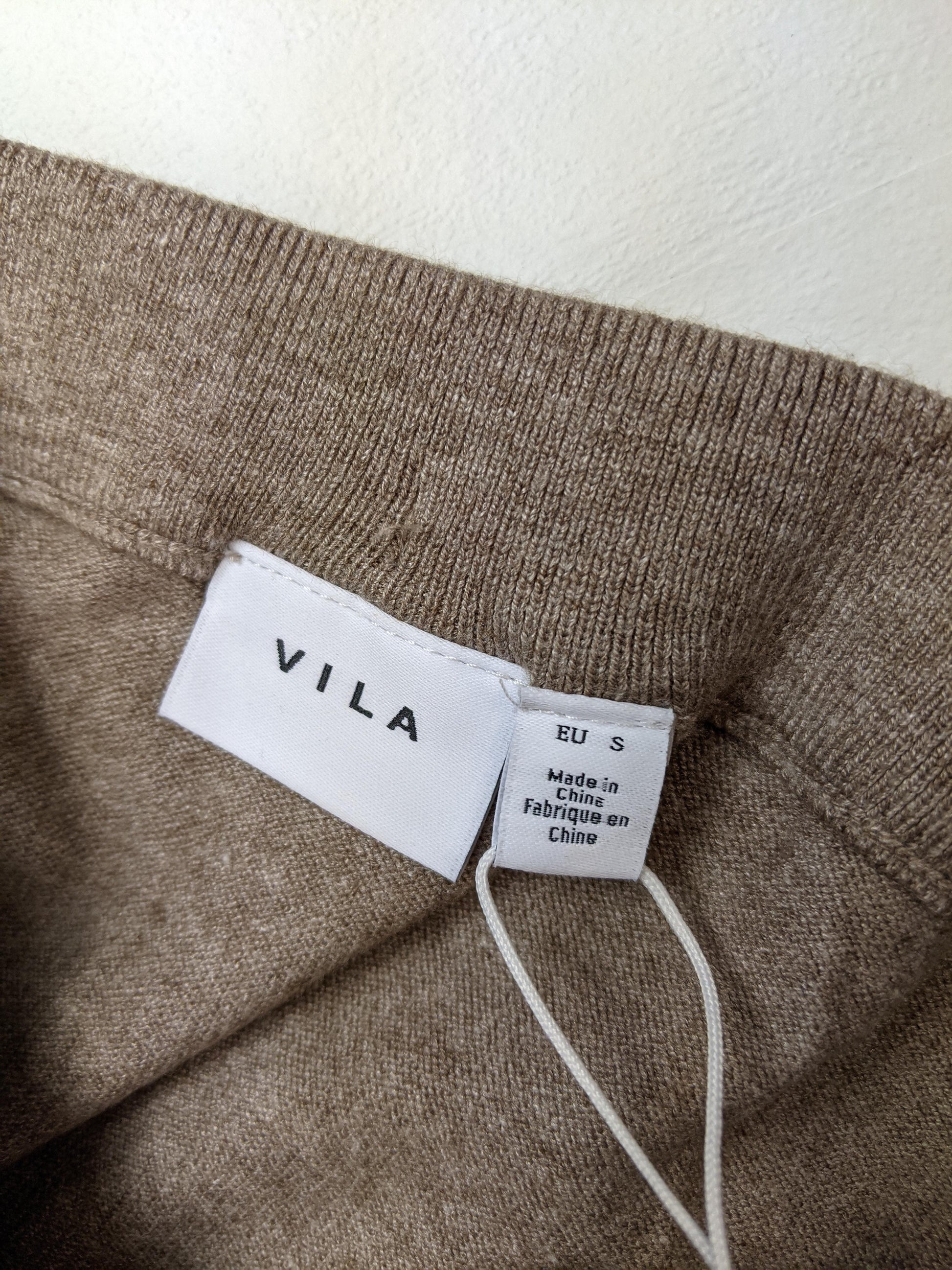 Close-up of Vila brand tag and size label