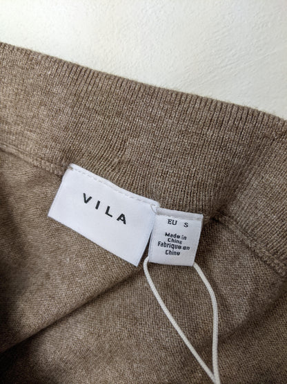 Close-up of Vila brand tag and size label