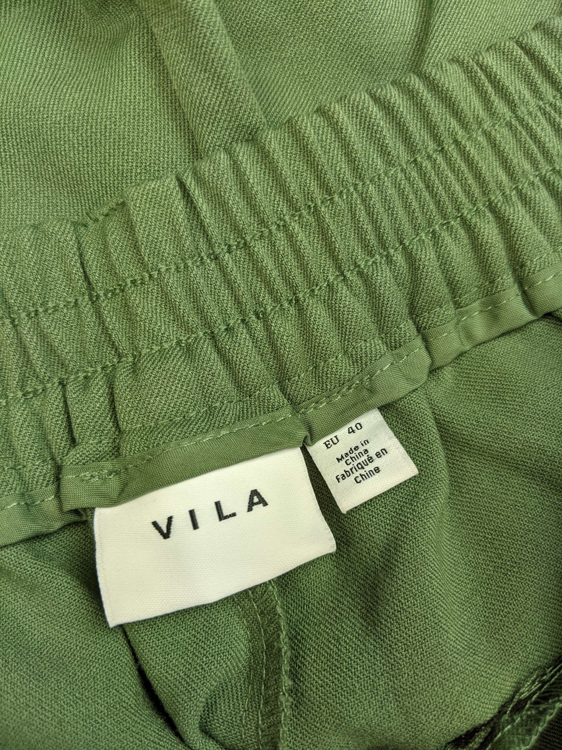 Close-up of label showing Vila brand and size