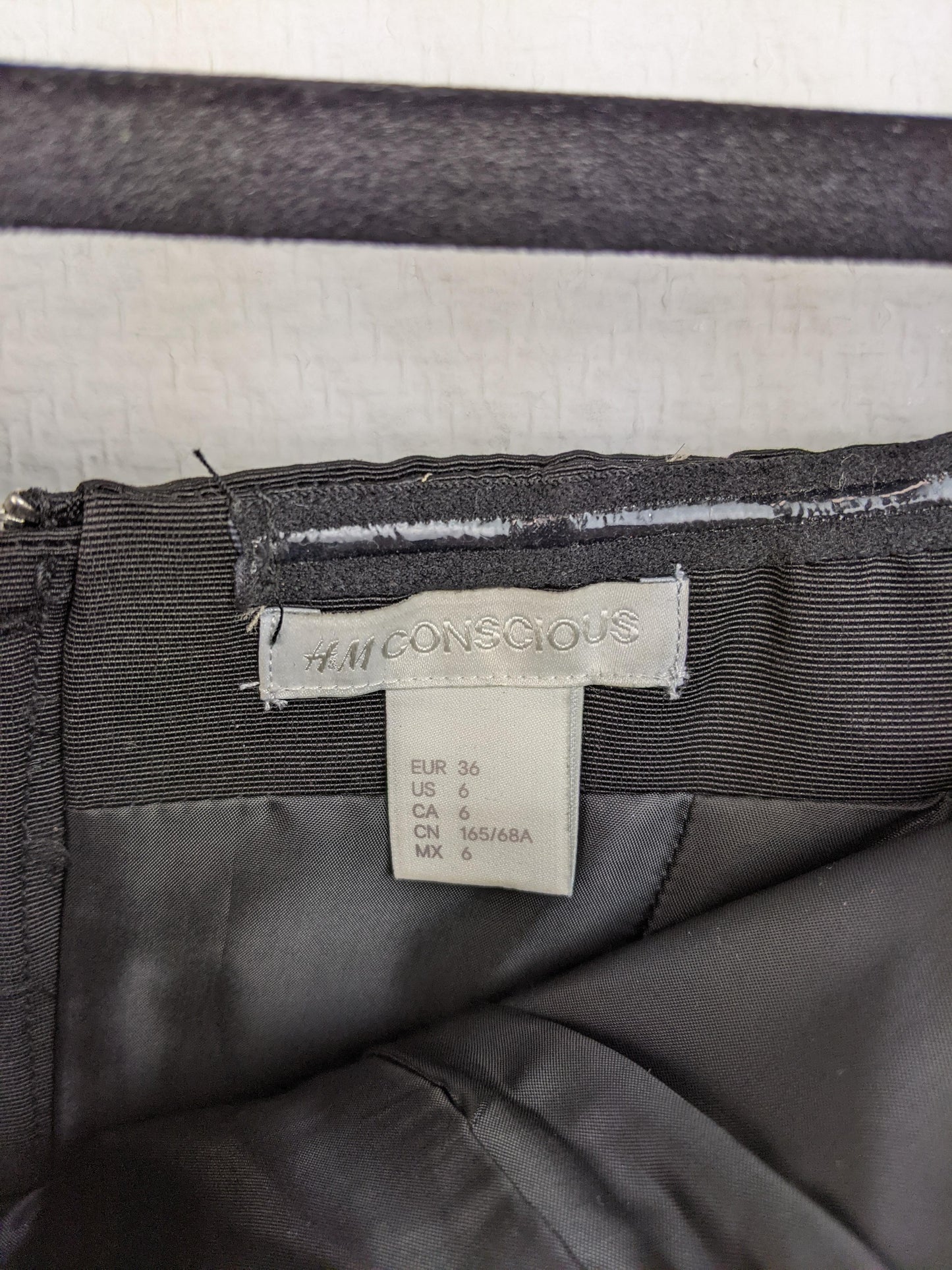 Label showing size and brand details of H&M Conscious romper