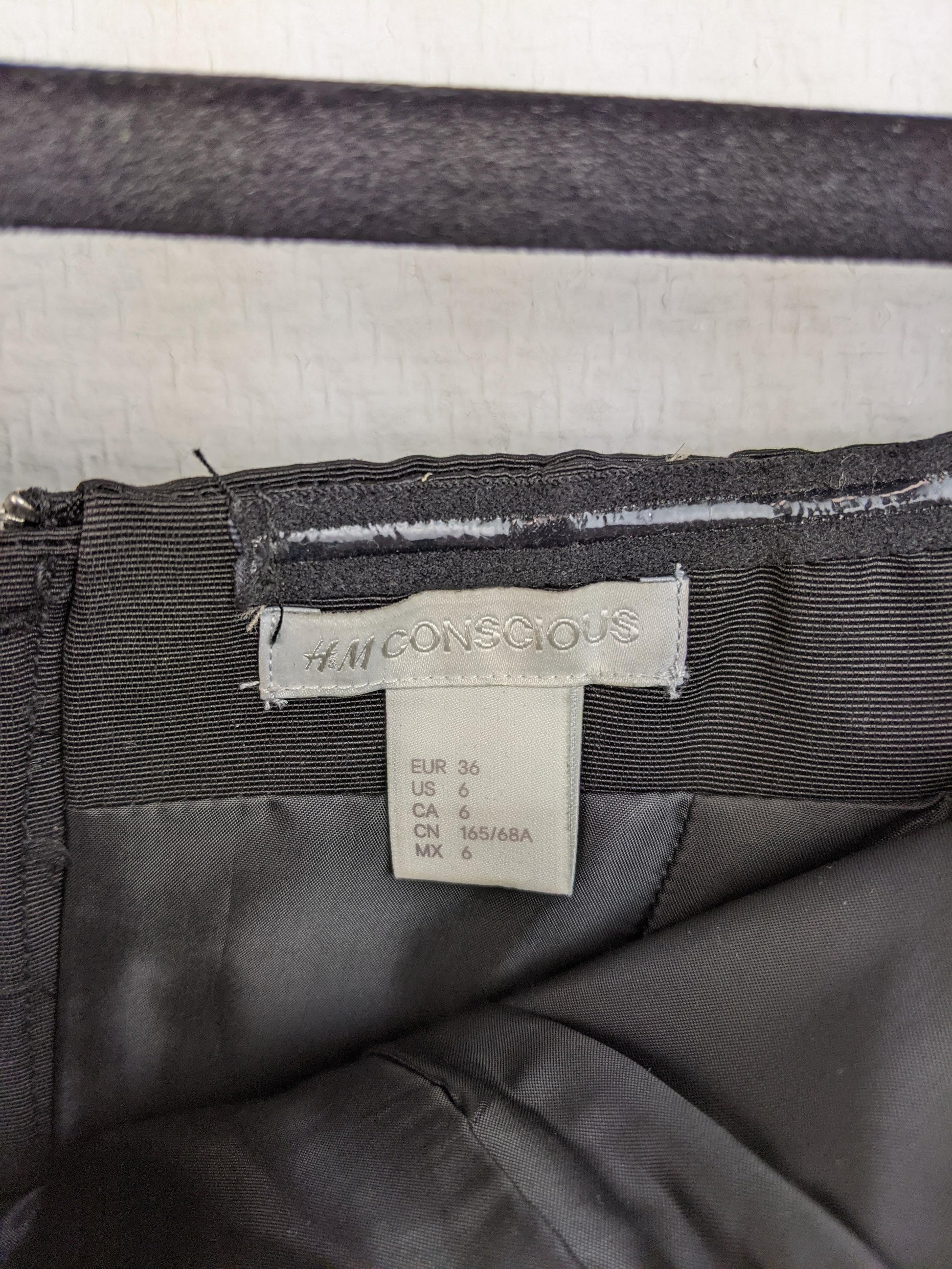 Label showing size and brand details of H&M Conscious romper