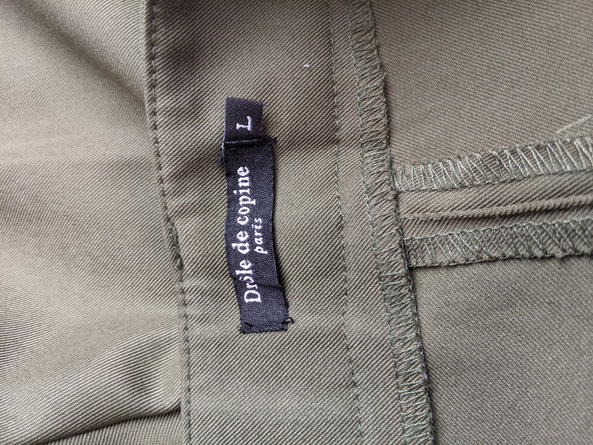 Close-up of Drôle de Copine label