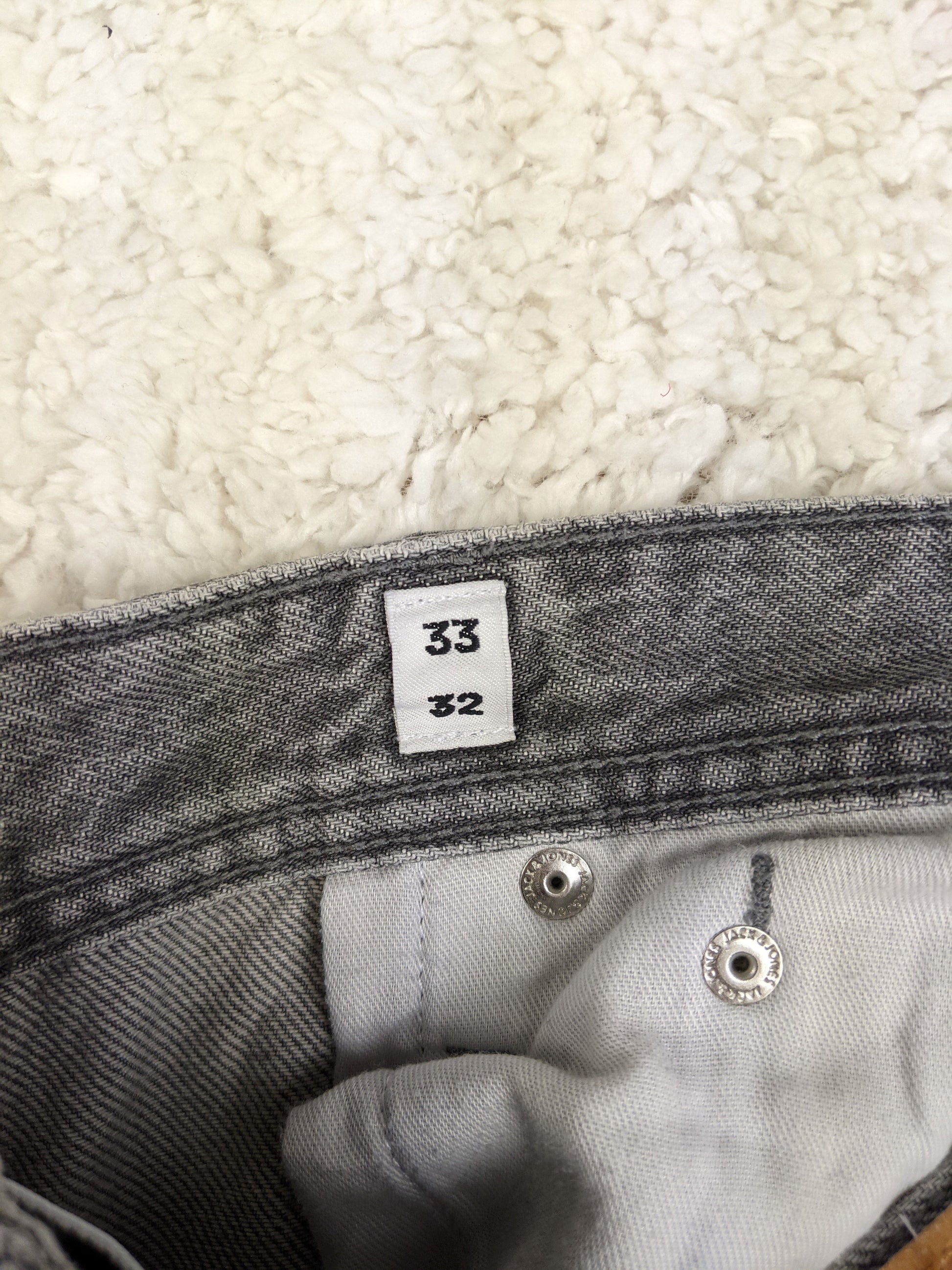 Close-up of size label showing 33/32