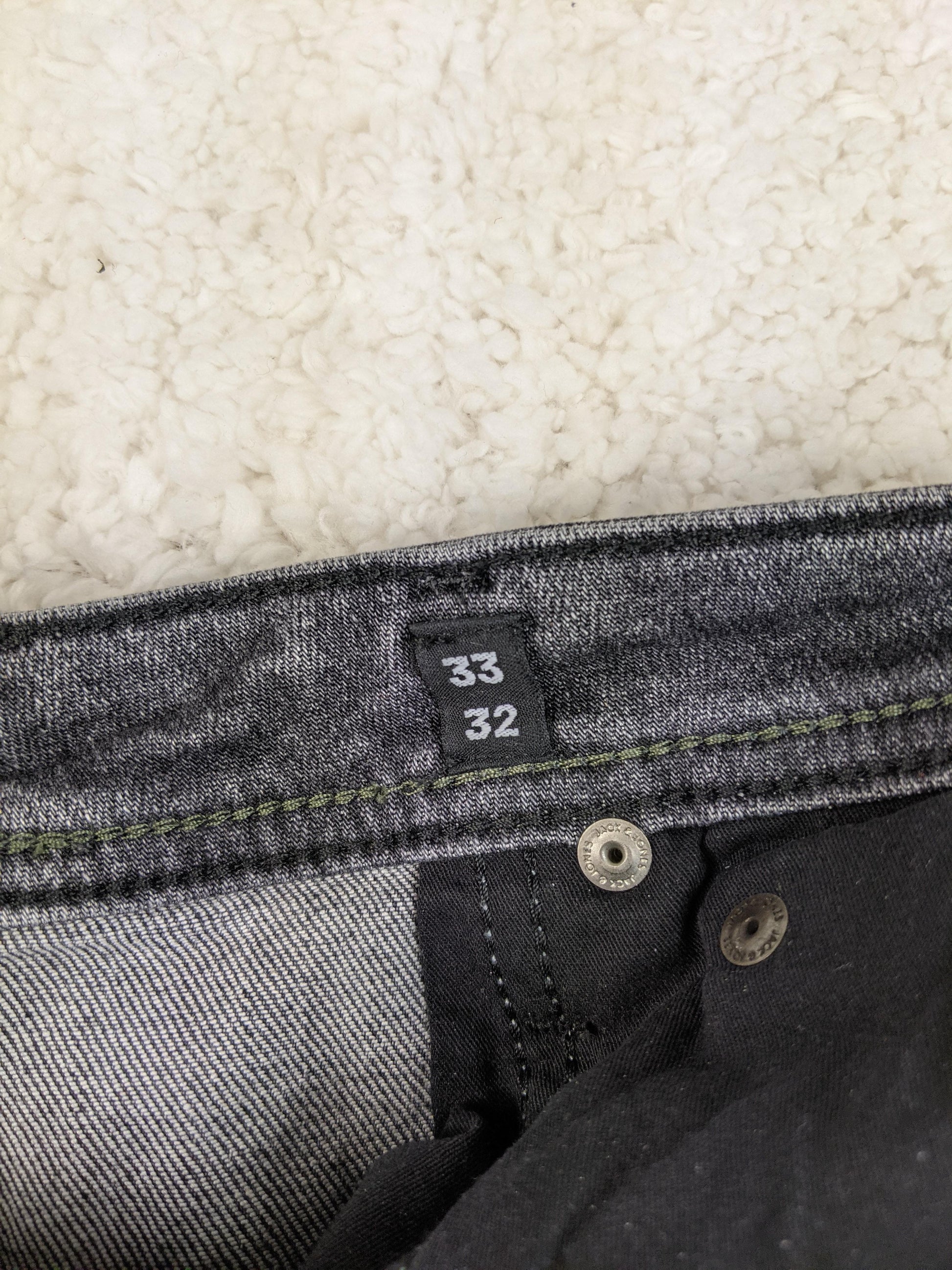 Size tag of Jack & Jones jeans indicating size 33/32