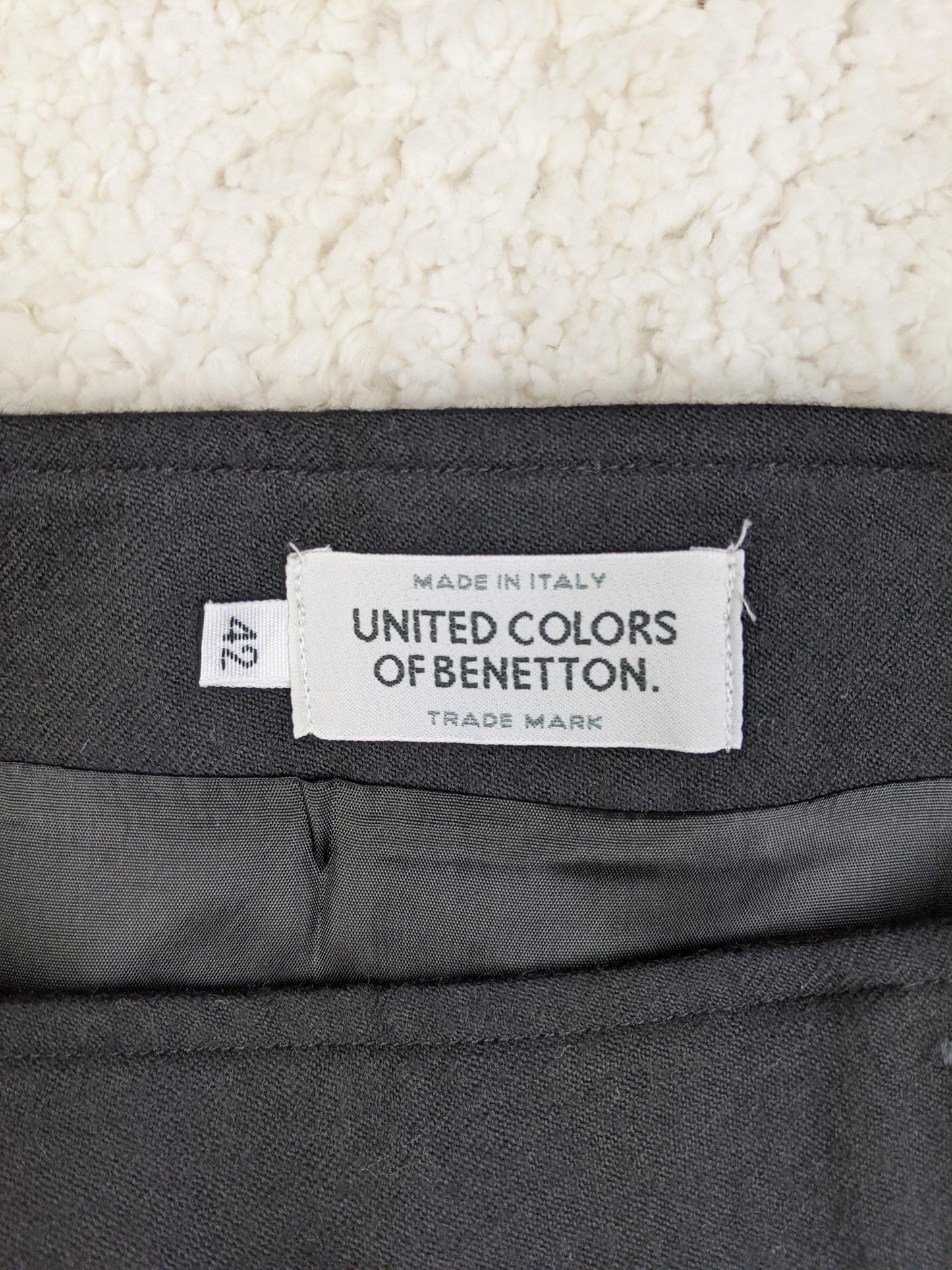 Label showing 'United Colors of Benetton' and size 42