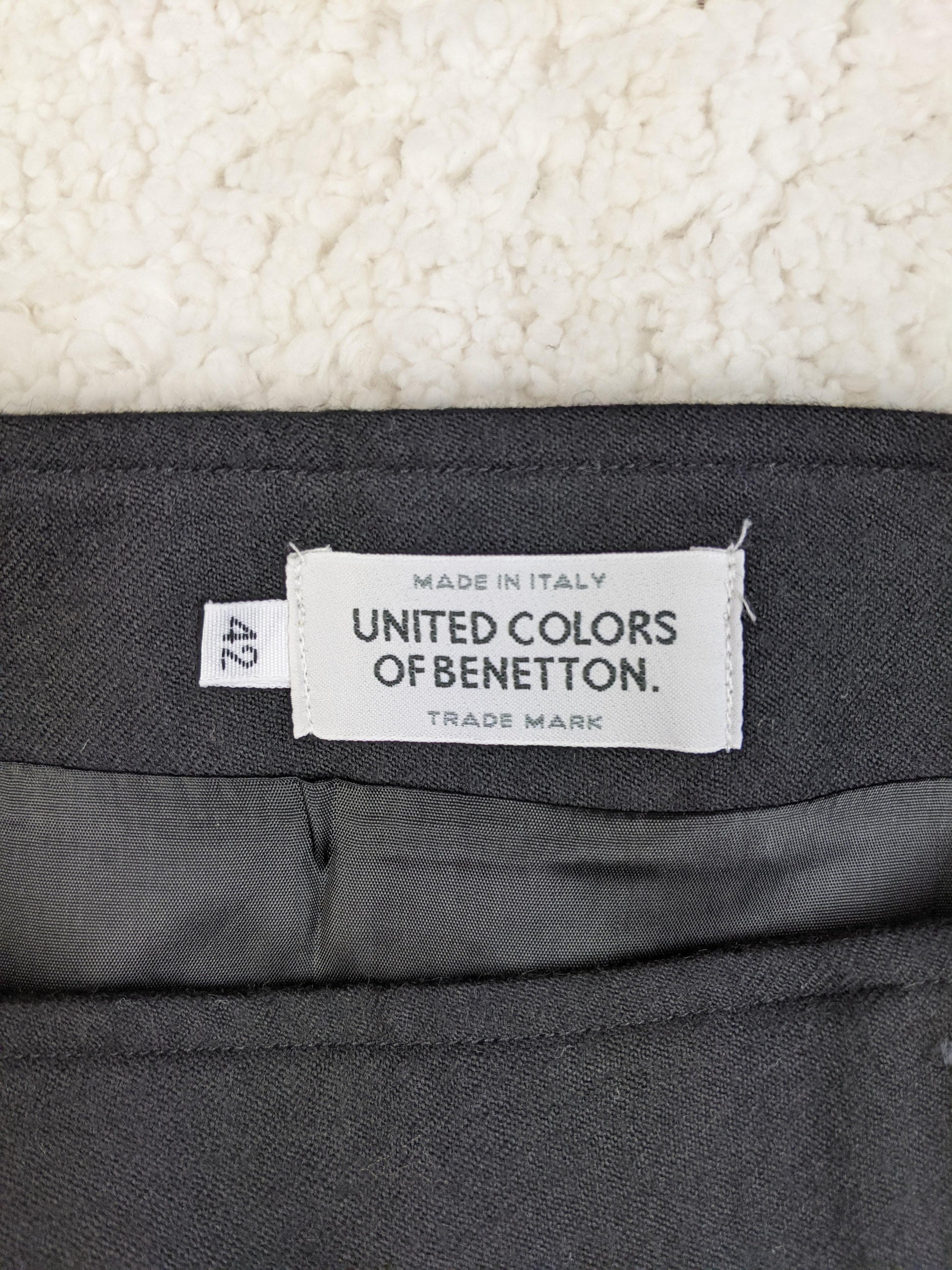 Label showing 'United Colors of Benetton' and size 42