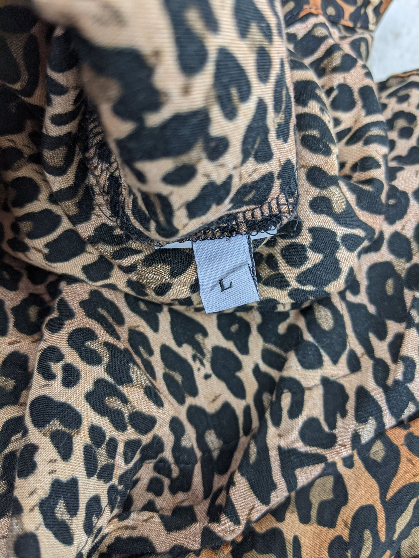 Size tag showing size L on the blouse