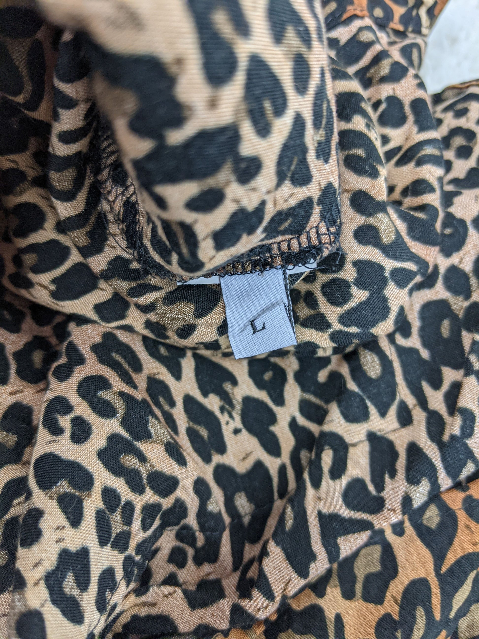 Size tag showing size L on the blouse