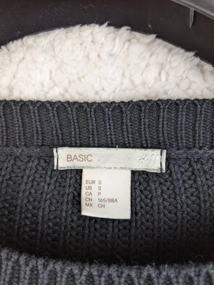 Size label of H&M sweater showing 'Basic' collection