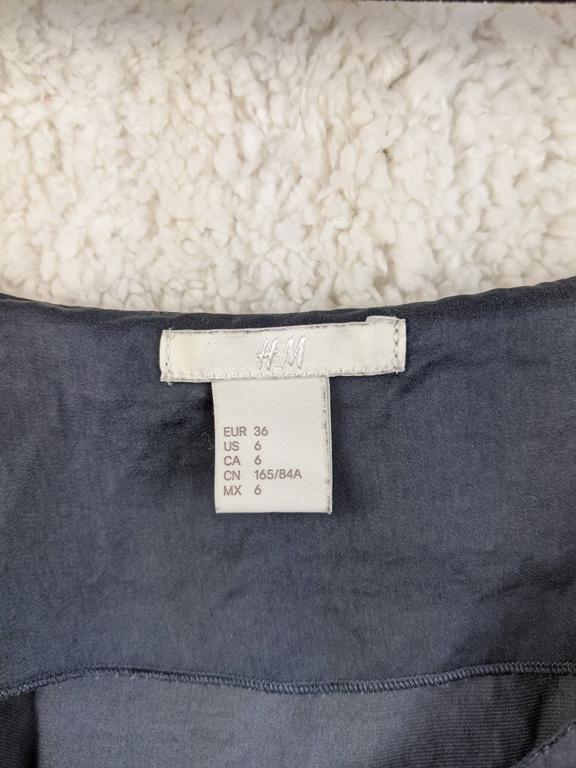 Label showing H&M brand and size details