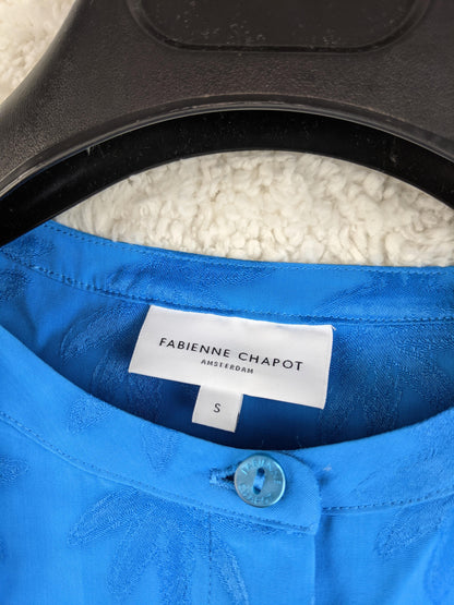 Brand label of Fabienne Chapot on a blue blouse