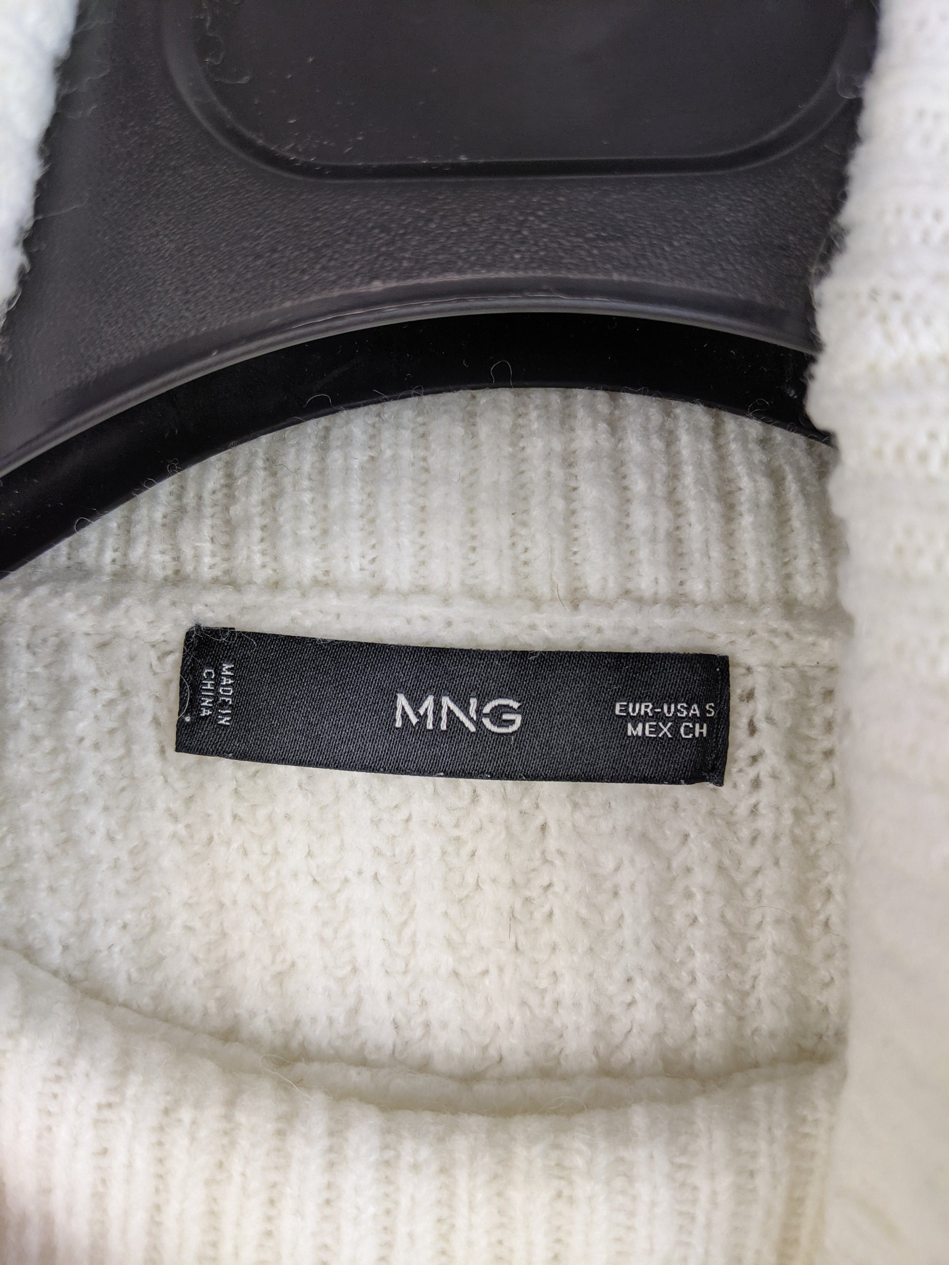 Label showing MNG brand and size information