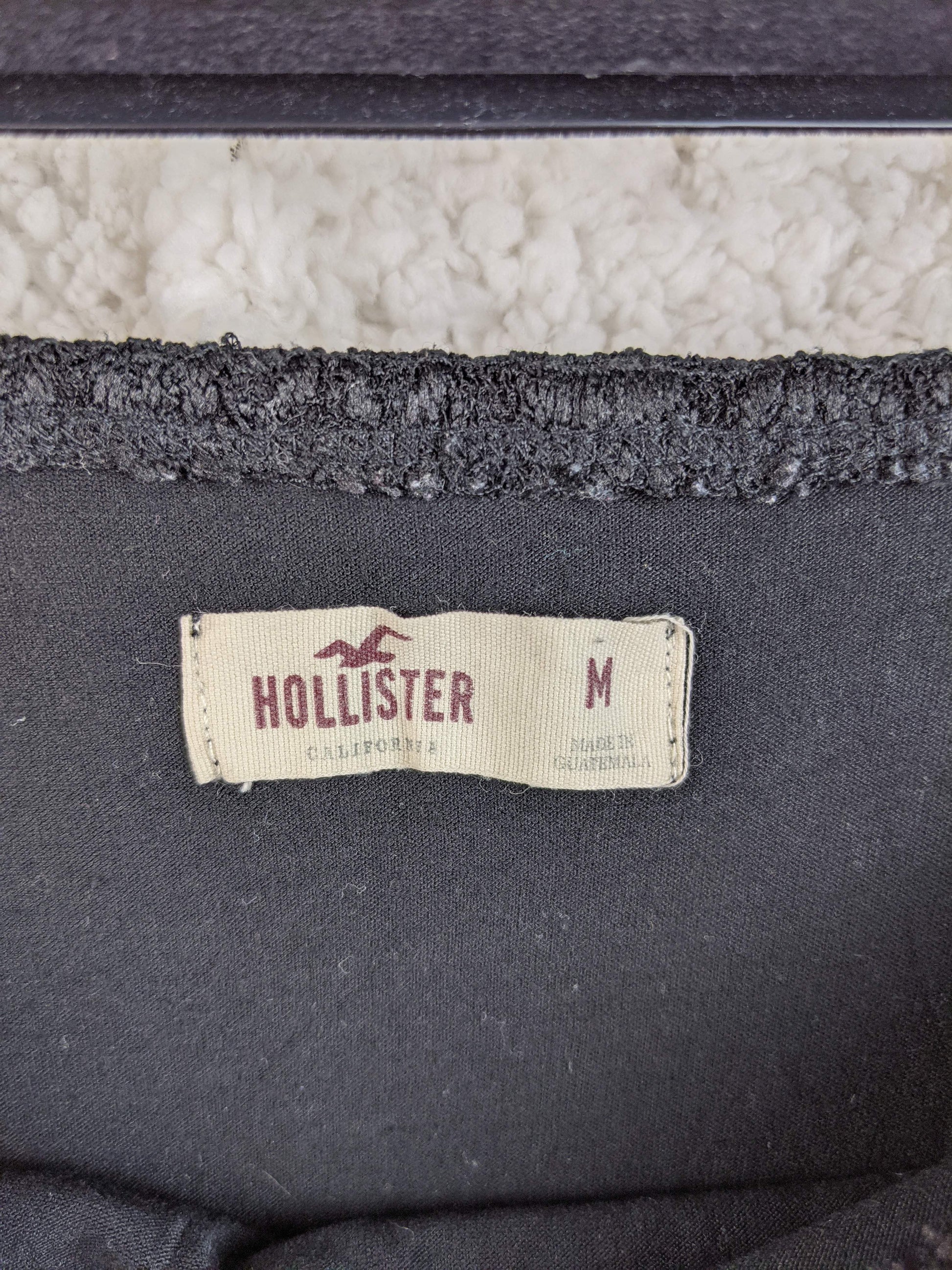 Tag label showing Hollister brand and size M