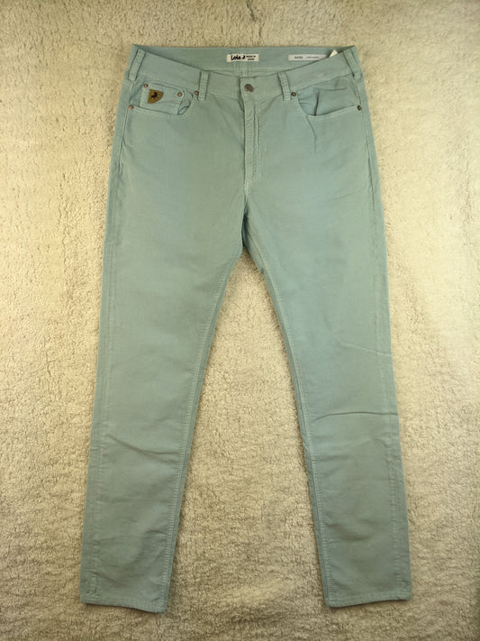 Front view of light blue Lois jeans