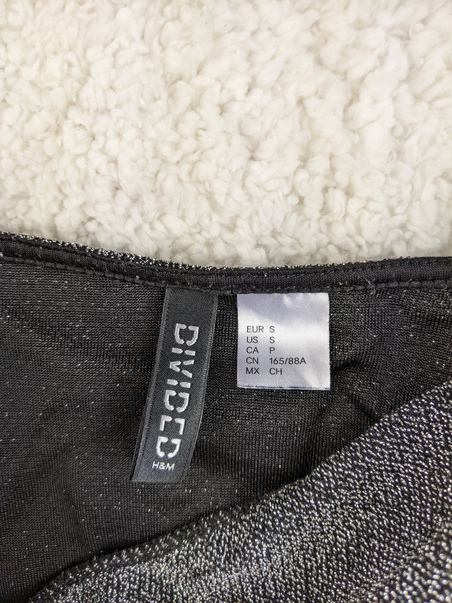Close-up of the H&M Divided label and size tag