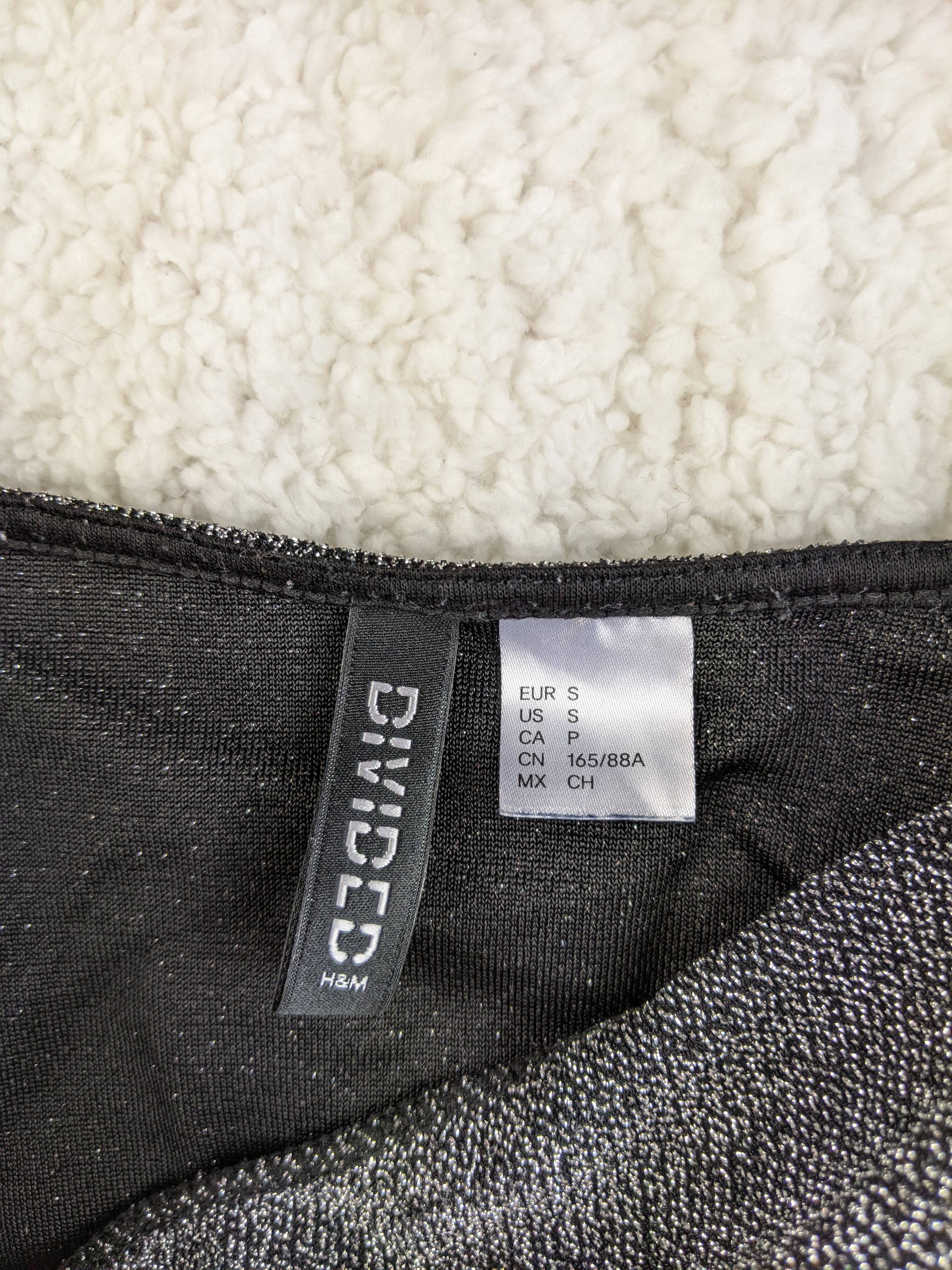 Close-up of the H&M Divided label and size tag