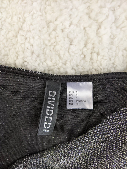 Close-up of the H&M Divided label and size tag