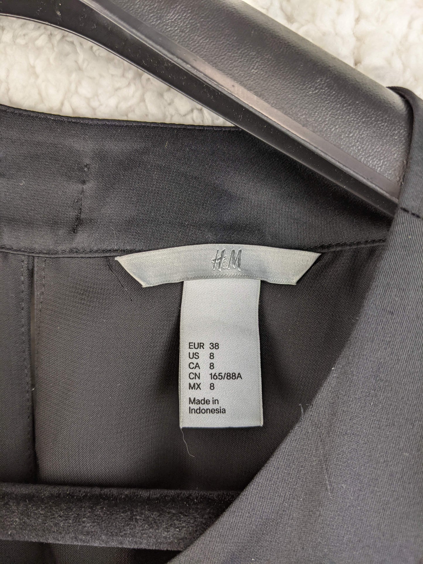 Label showing size and brand of dress