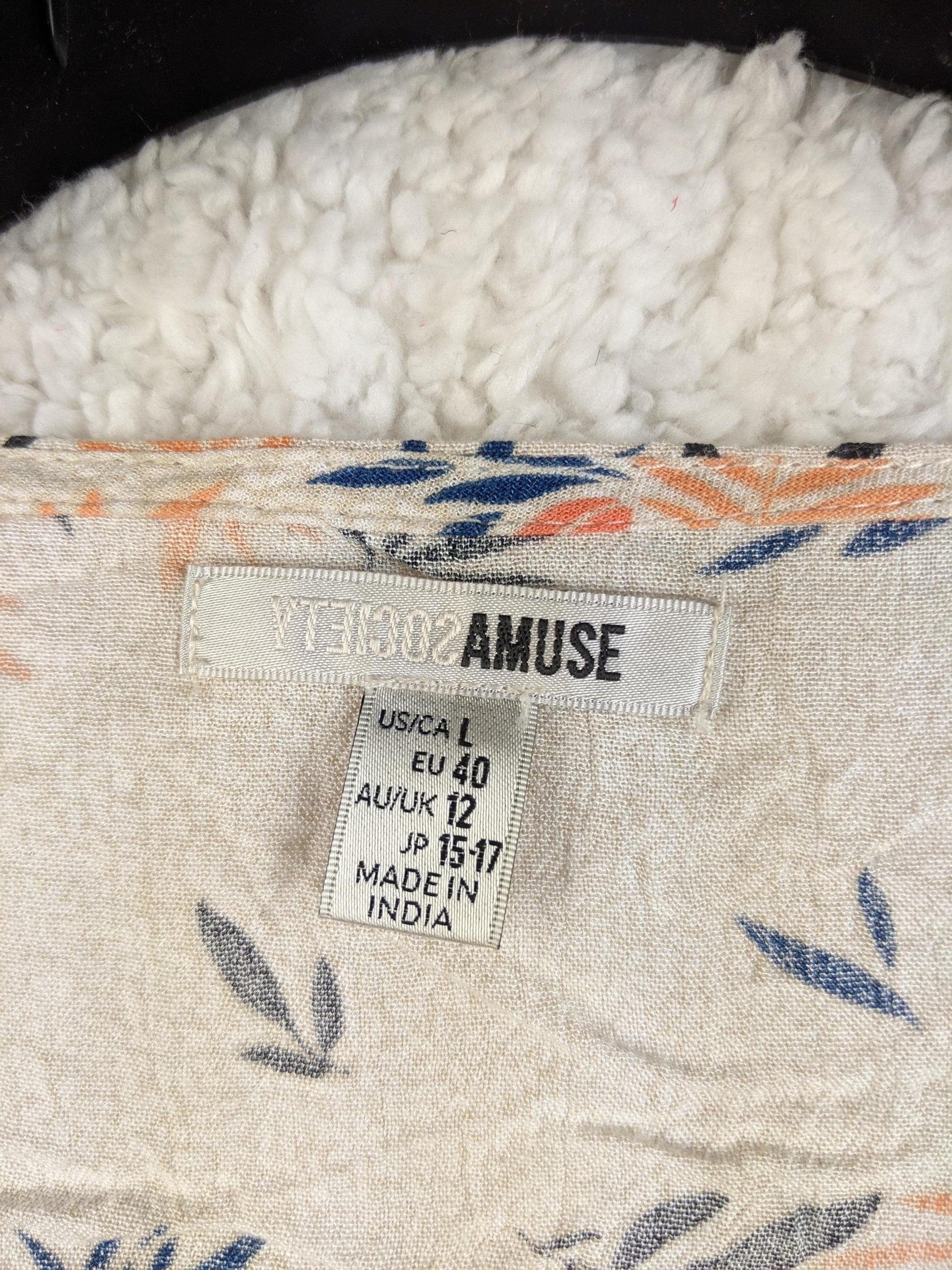 Size tag of Amuse Society floral cropped blouse