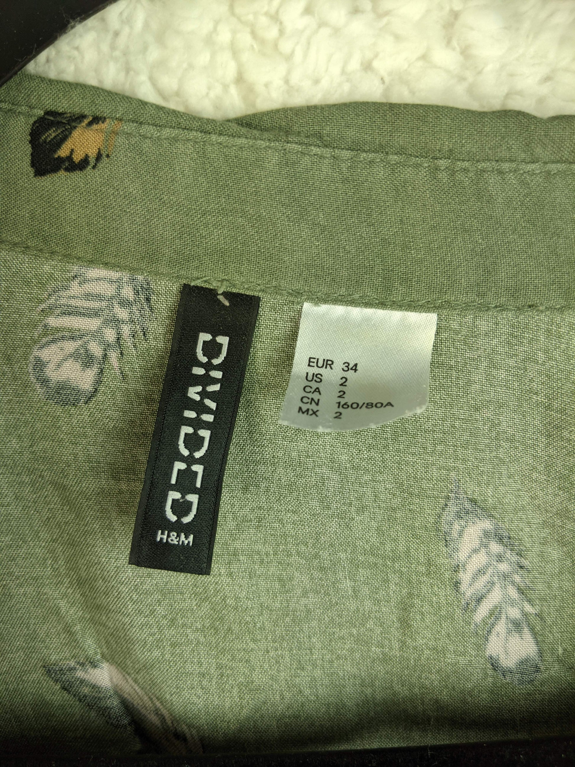 Close-up of H&M Divided label and size tag
