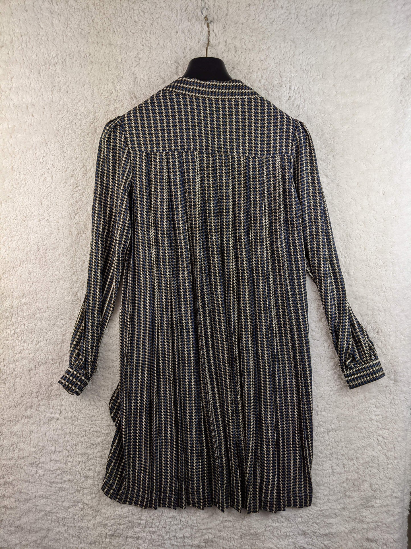 Back view of Lovie & Co houndstooth patterned dress