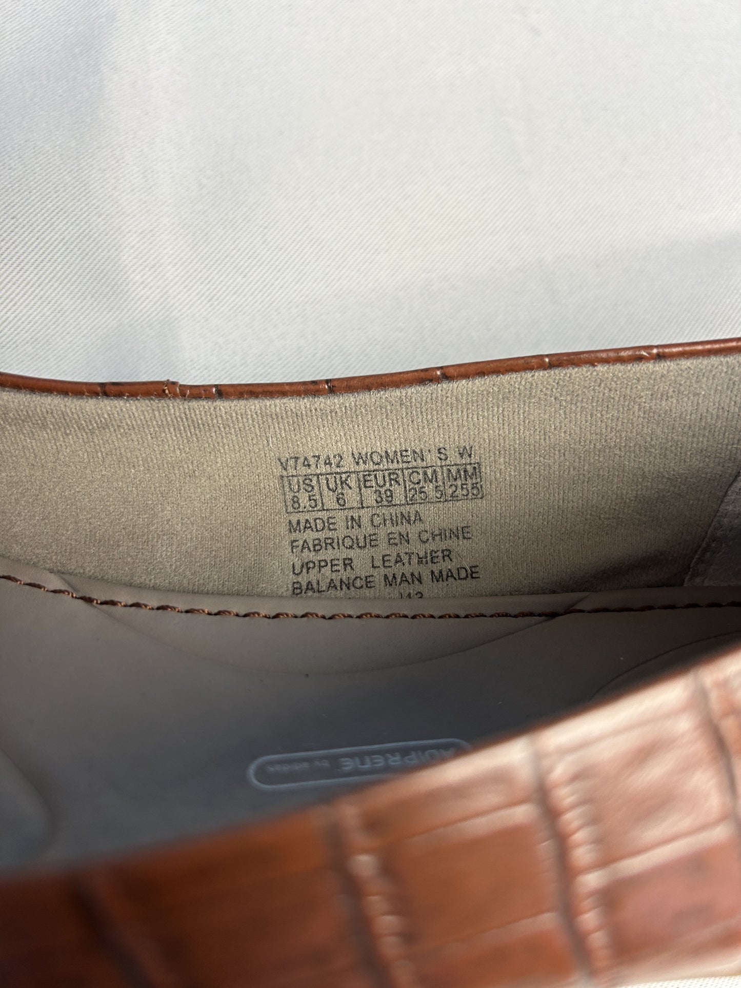 Label detailing EU size 39