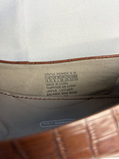 Label detailing EU size 39